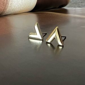 🎁 Chevron Gold-Plated Stud Earrings